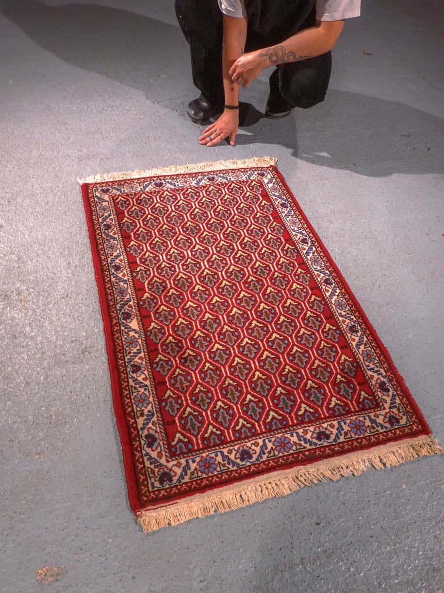 Punainen käsinsolmittu Abadeh-villamatto, 105 × 70 cm