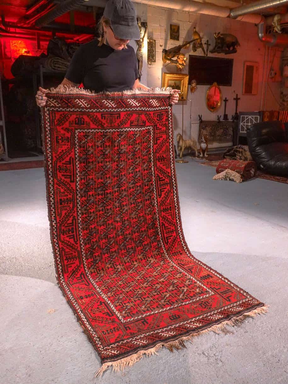 Punainen käsinsolmittu Balutsi-villamatto, 173 × 89 cm