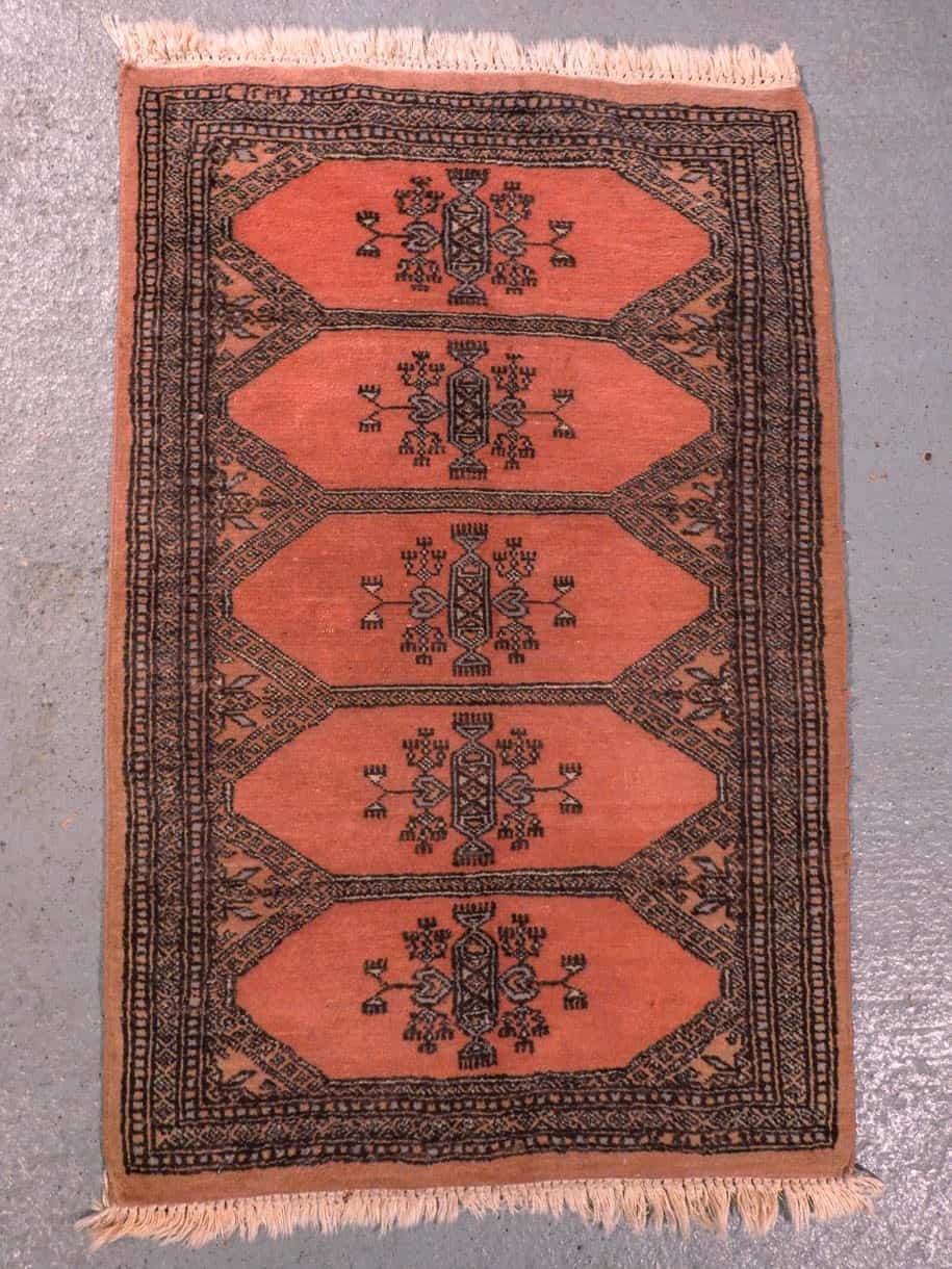 Punainen käsinsolmittu Buhara-villamatto, 111 × 73 cm