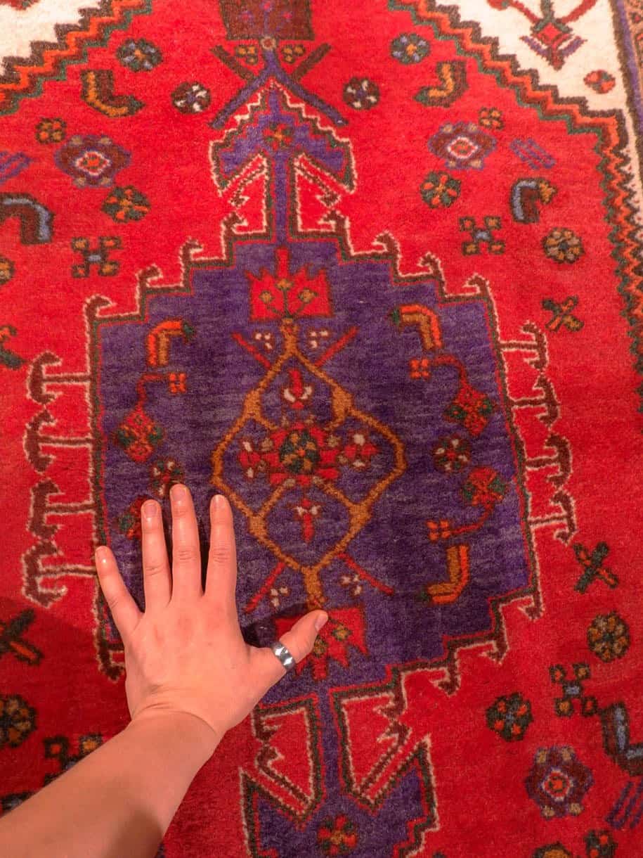Punainen käsinsolmittu Hamadan-villamatto, 147 × 104 cm