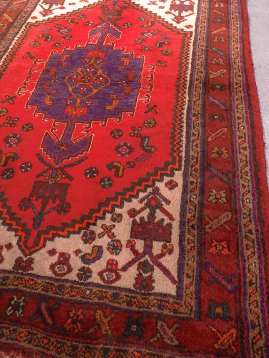 Punainen käsinsolmittu Hamadan-villamatto, 147 × 104 cm