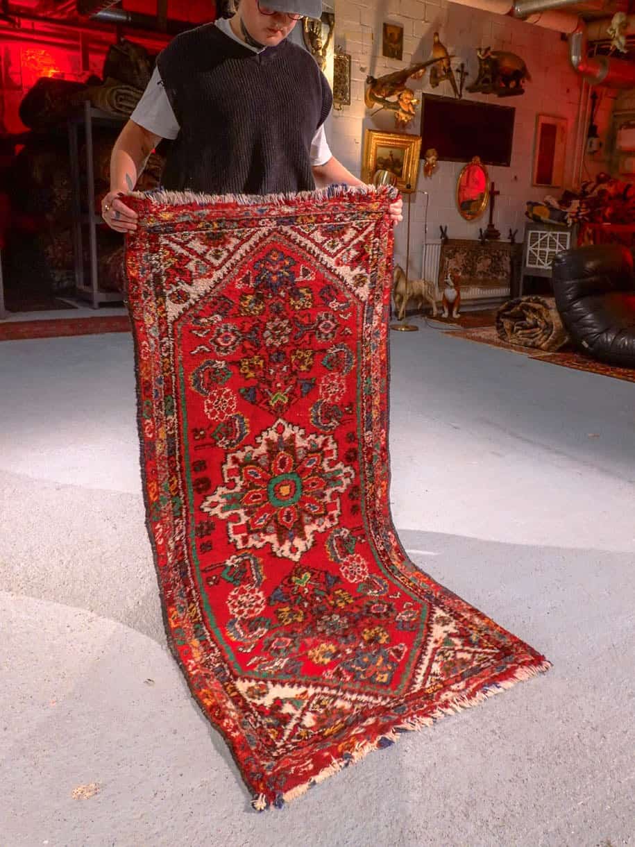 Punainen käsinsolmittu Hamadan-villamatto, 148 × 72 cm