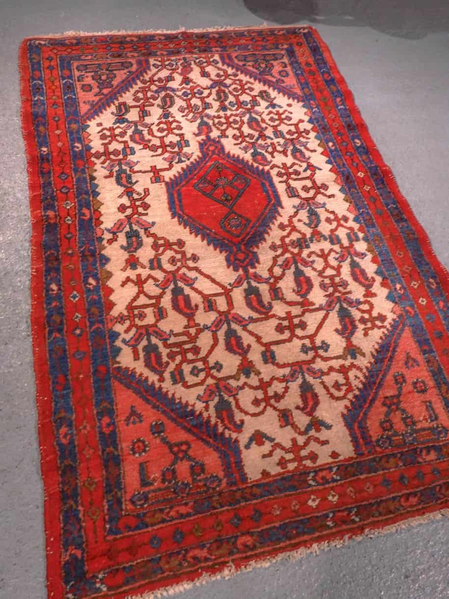 Punainen käsinsolmittu Hamadan-villamatto, 165 × 107 cm