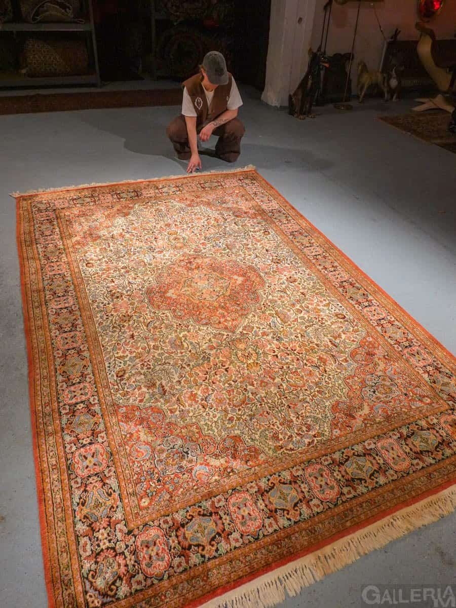 Vaalea käsinsolmittu Kashmir-silkkimatto, 288 × 179 cm
