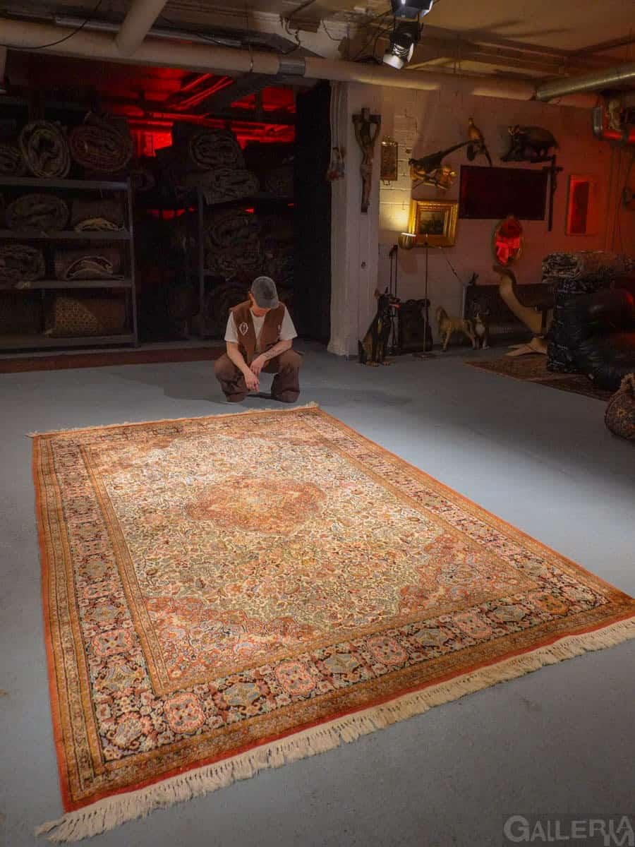 Vaalea käsinsolmittu Kashmir-silkkimatto, 288 × 179 cm