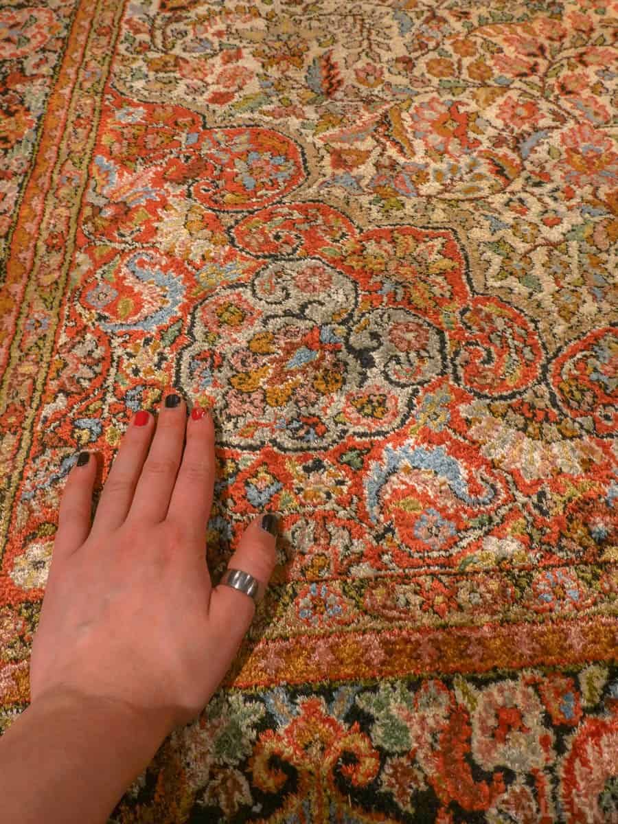Vaalea käsinsolmittu Kashmir-silkkimatto, 288 × 179 cm