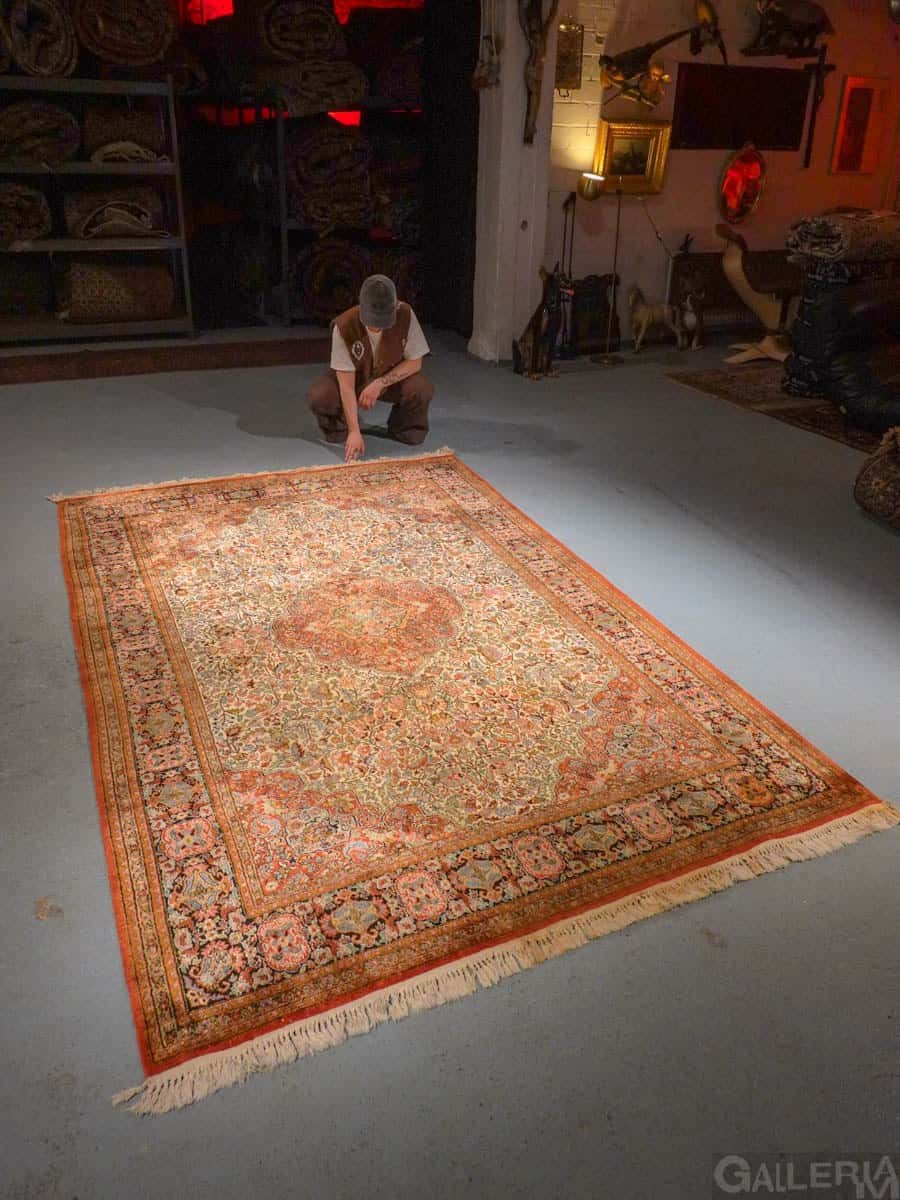 Vaalea käsinsolmittu Kashmir-silkkimatto, 288 × 179 cm