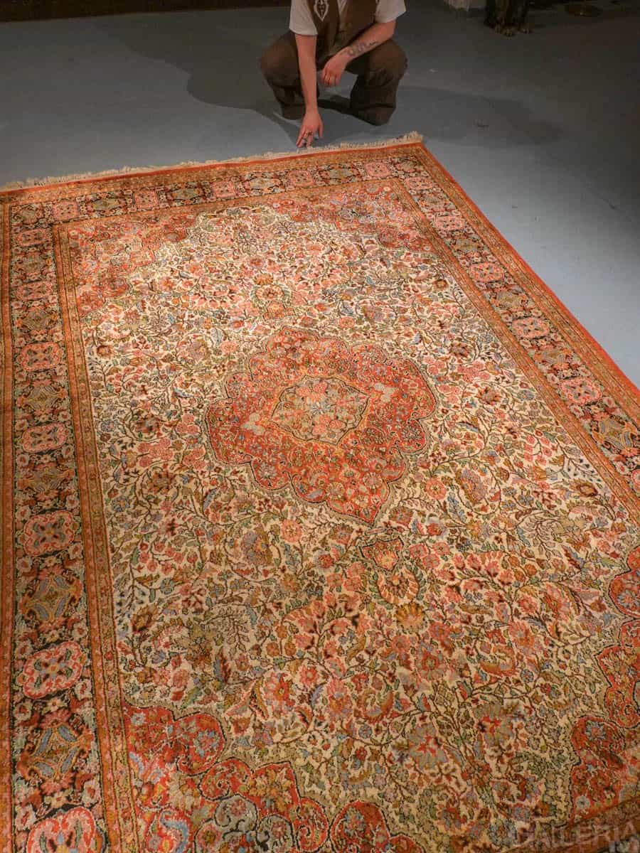 Vaalea käsinsolmittu Kashmir-silkkimatto, 288 × 179 cm