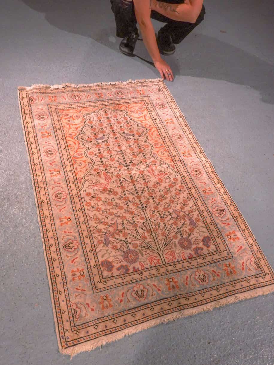 Vaalea käsinsolmittu Kayseri-villamatto, 132 × 86 cm