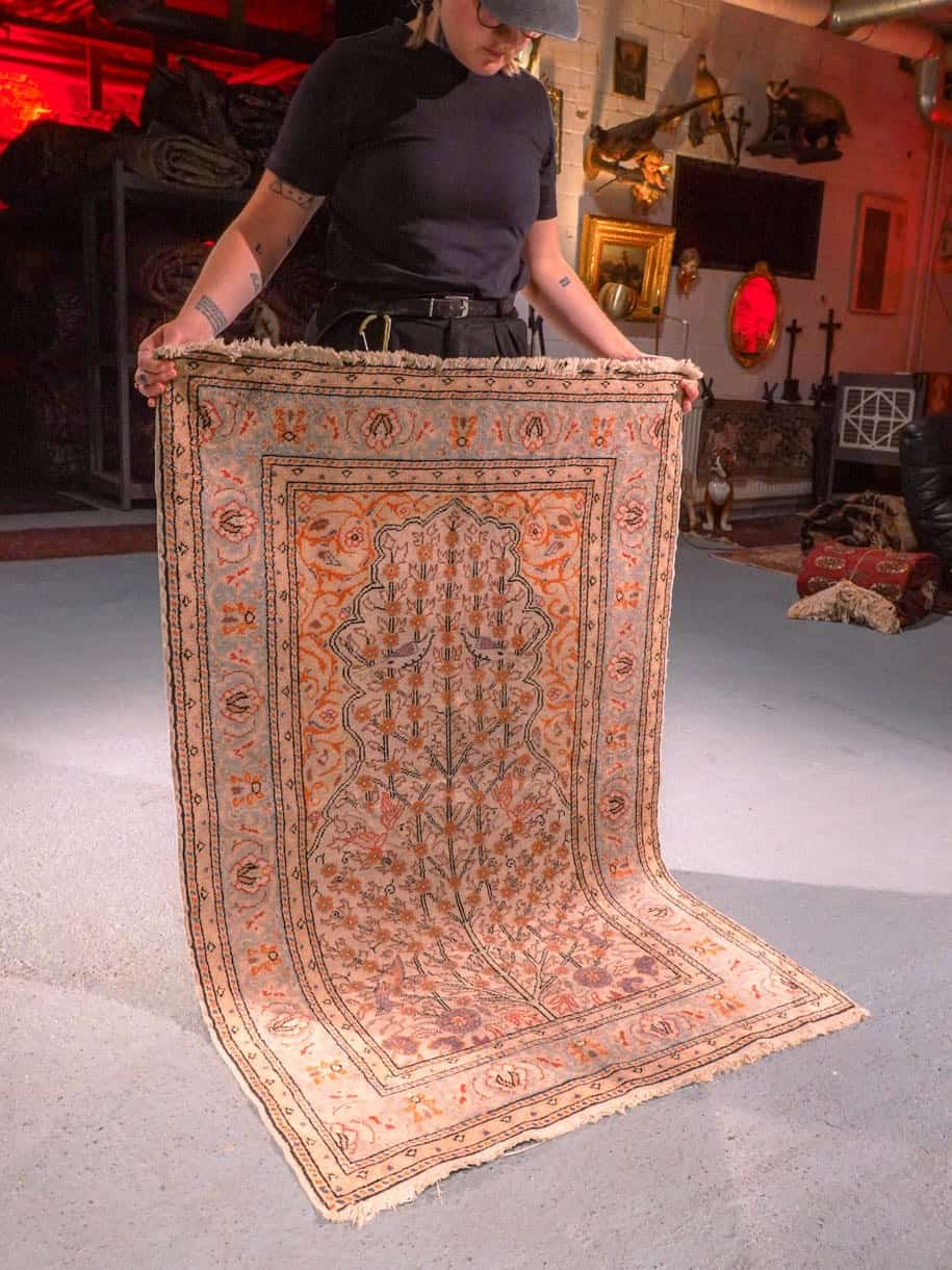 Vaalea käsinsolmittu Kayseri-villamatto, 132 × 86 cm