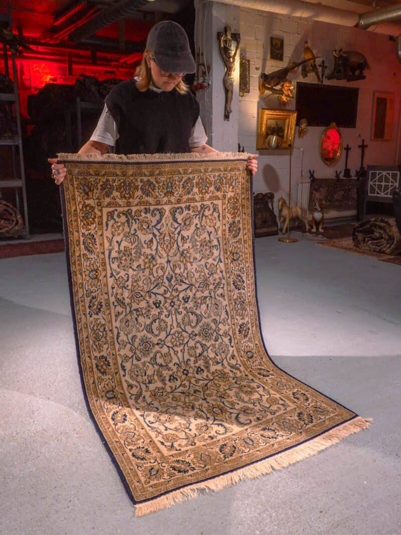 Vaalea käsinsolmittu Keshan-villamatto, 160 × 93 cm