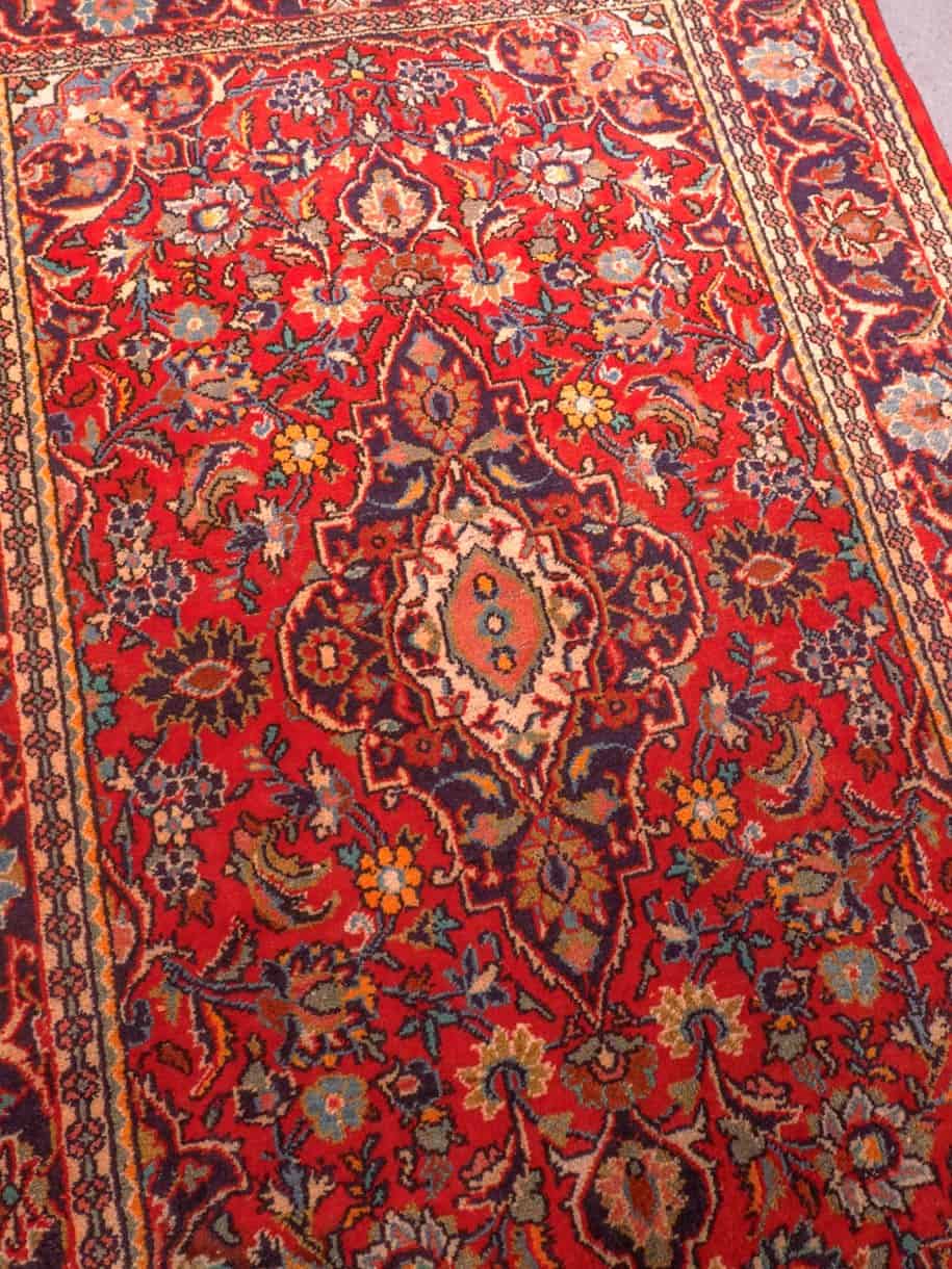 Punainen käsinsolmittu Keshan-villamatto, 189 × 127 cm