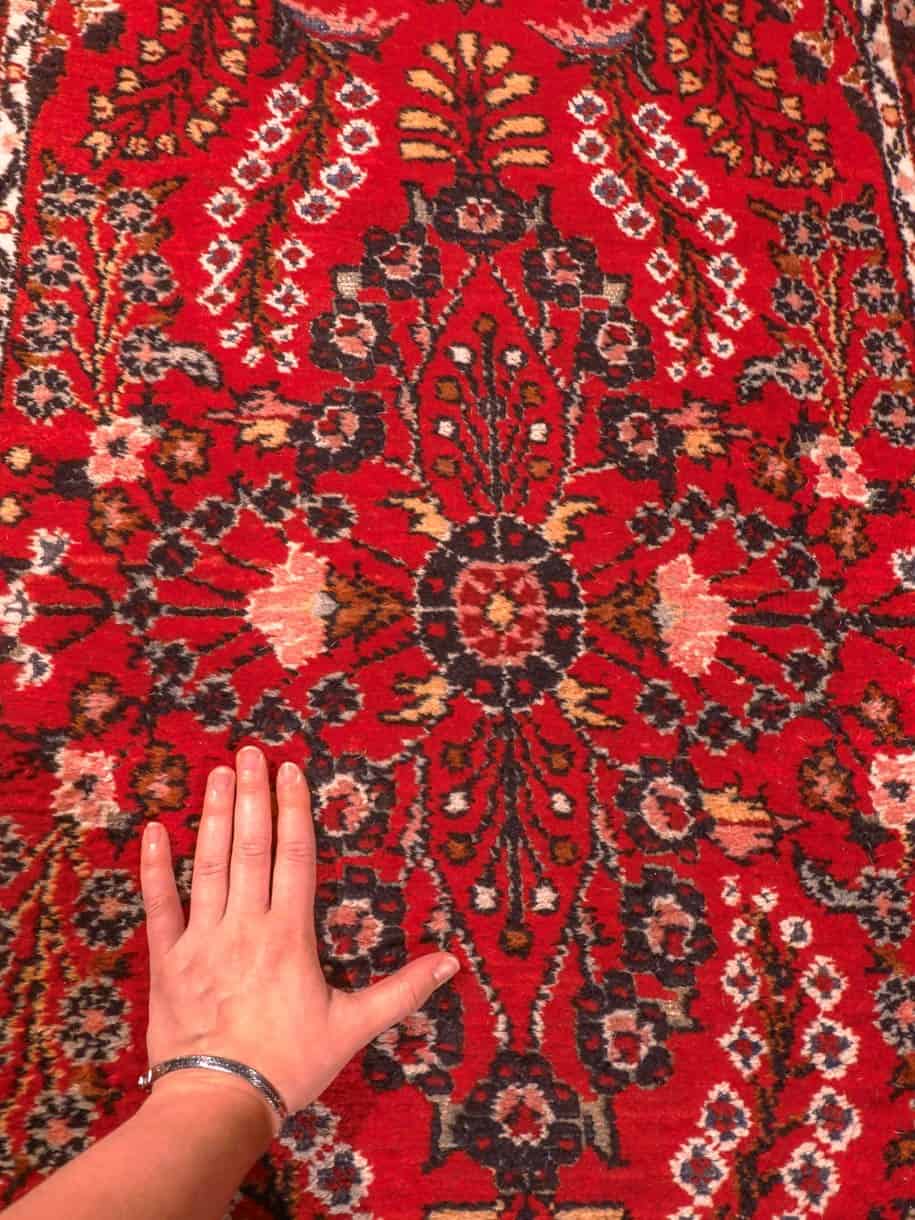 Punainen käsinsolmittu Lilihan-villamatto, 162 × 80 cm