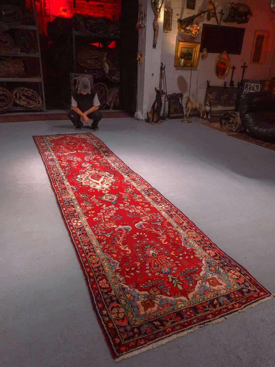 Punainen käsinsolmittu Lilihan-villamatto, 400 × 95 cm