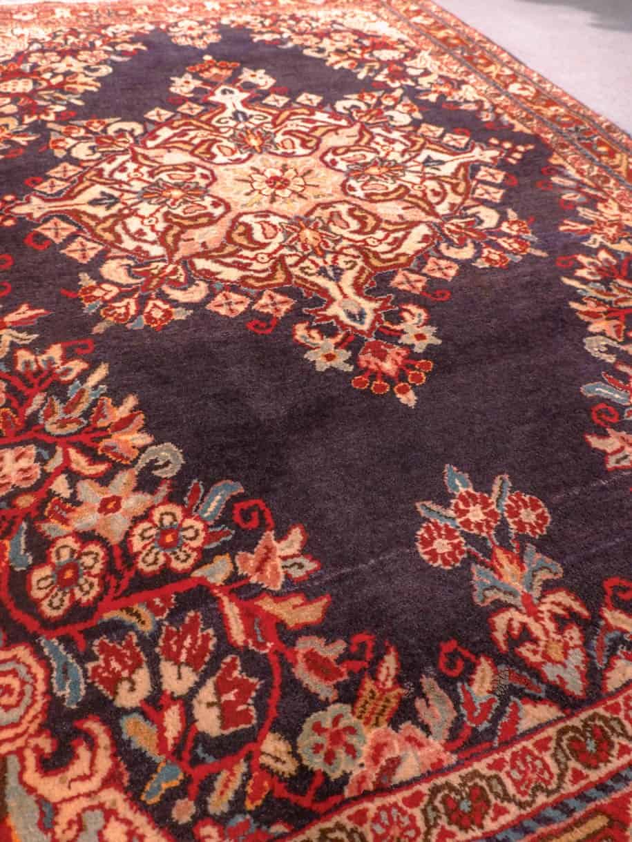 Punainen käsinsolmittu Sarouk-villamatto, 155 × 105 cm