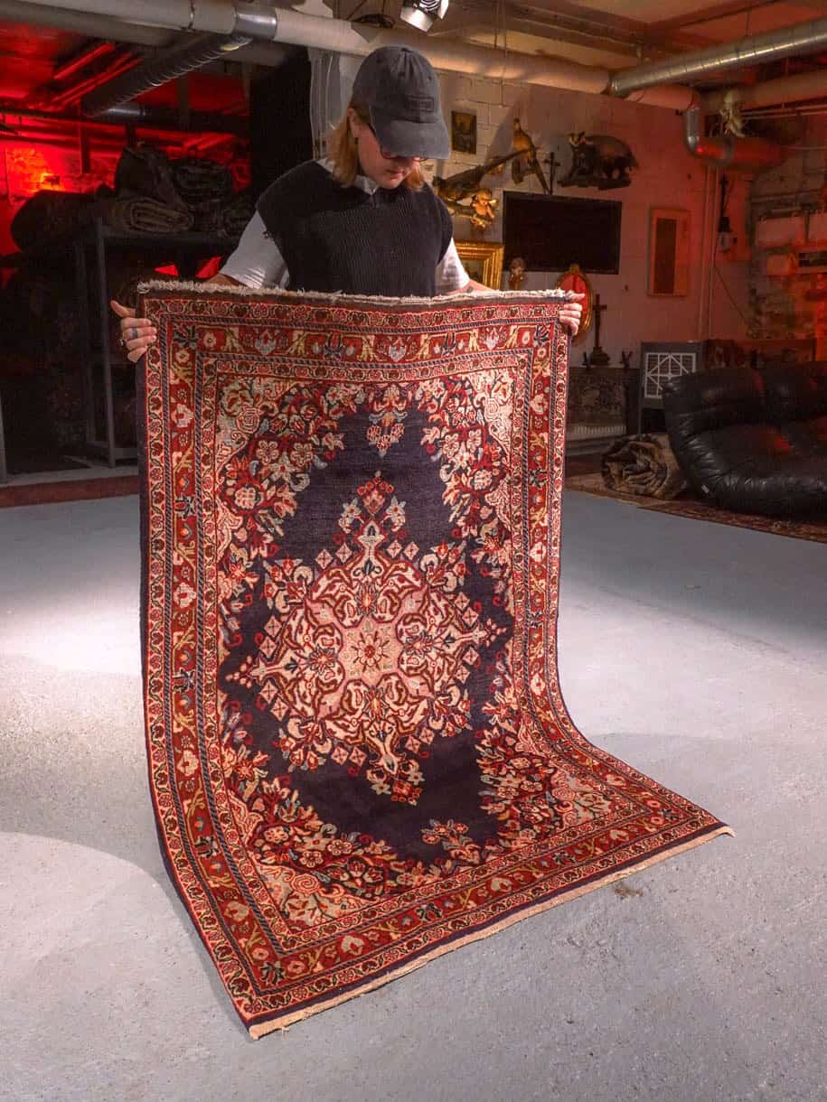 Punainen käsinsolmittu Sarouk-villamatto, 155 × 105 cm