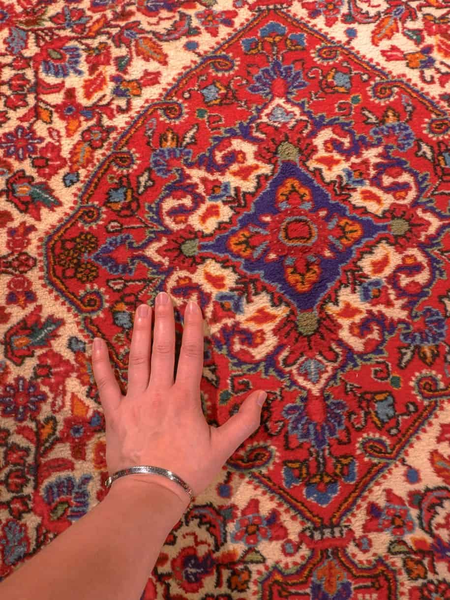 Punainen käsinsolmittu Sarouk-villamatto, 160 × 105 cm