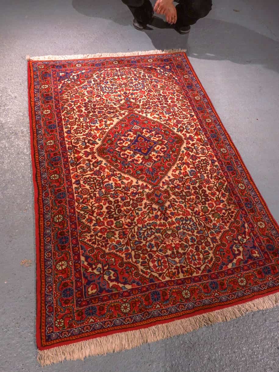 Punainen käsinsolmittu Sarouk-villamatto, 160 × 105 cm