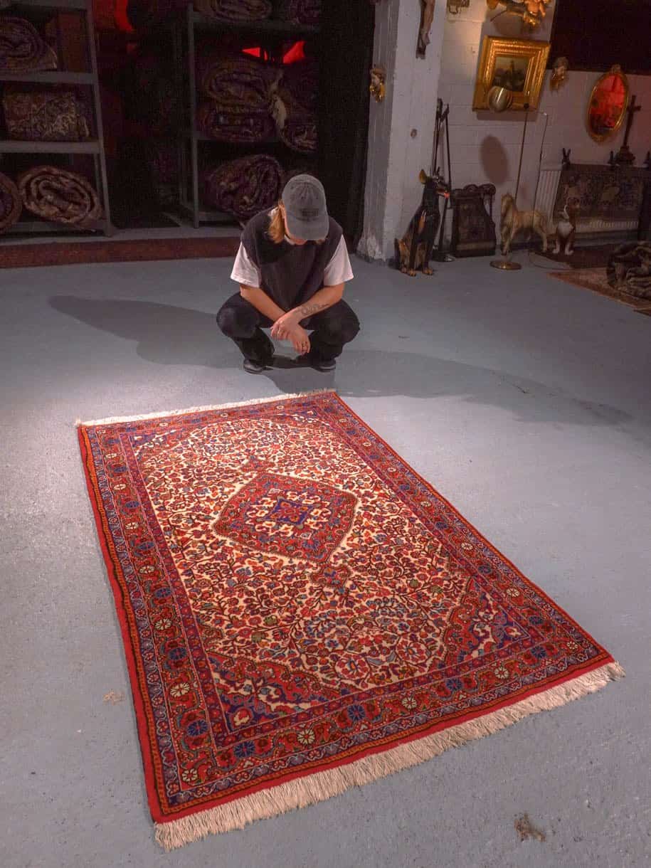Punainen käsinsolmittu Sarouk-villamatto, 160 × 105 cm