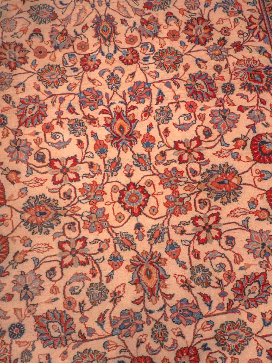 Vaalea käsinsolmittu Sarouk-villamatto, 253 × 184 cm