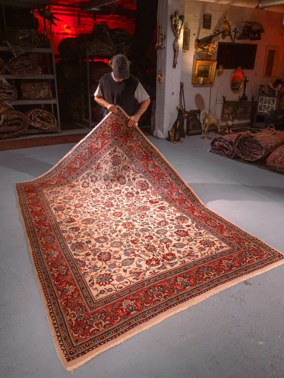 Vaalea käsinsolmittu Sarouk-villamatto, 253 × 184 cm
