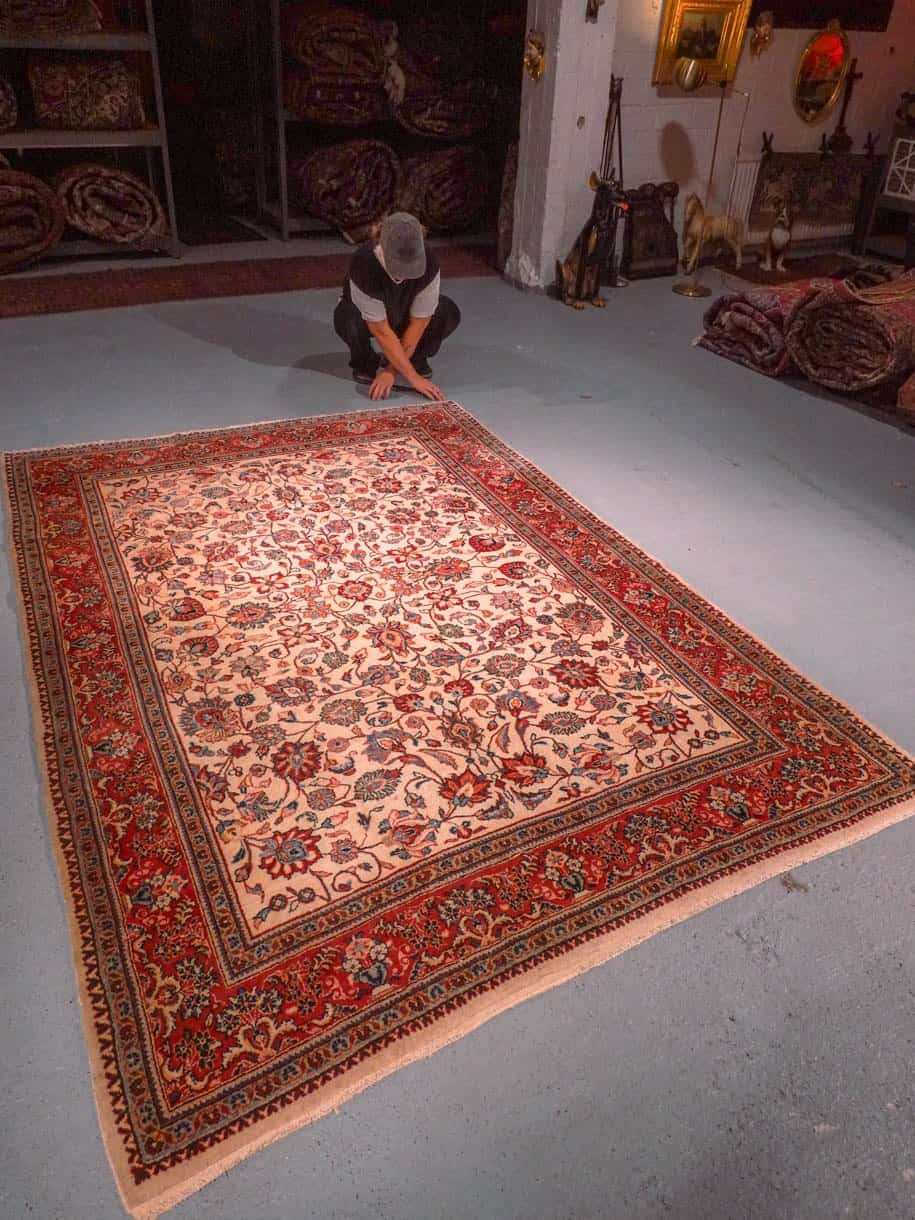 Vaalea käsinsolmittu Sarouk-villamatto, 253 × 184 cm