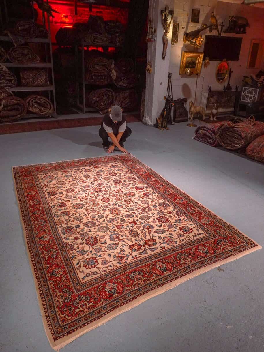 Vaalea käsinsolmittu Sarouk-villamatto, 253 × 184 cm