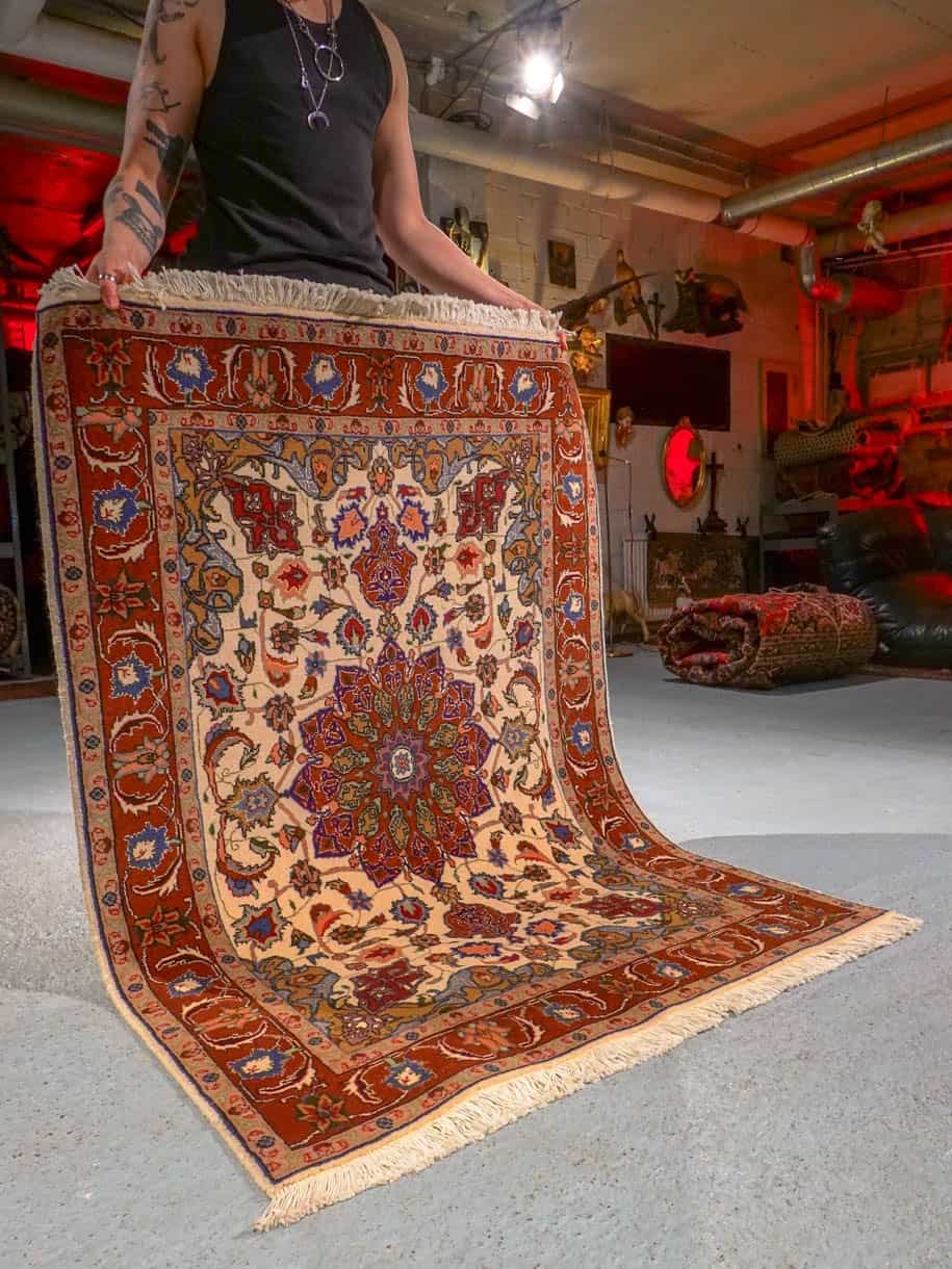 Vaalea käsinsolmittu Tabriz-villamatto, 148 × 103 cm