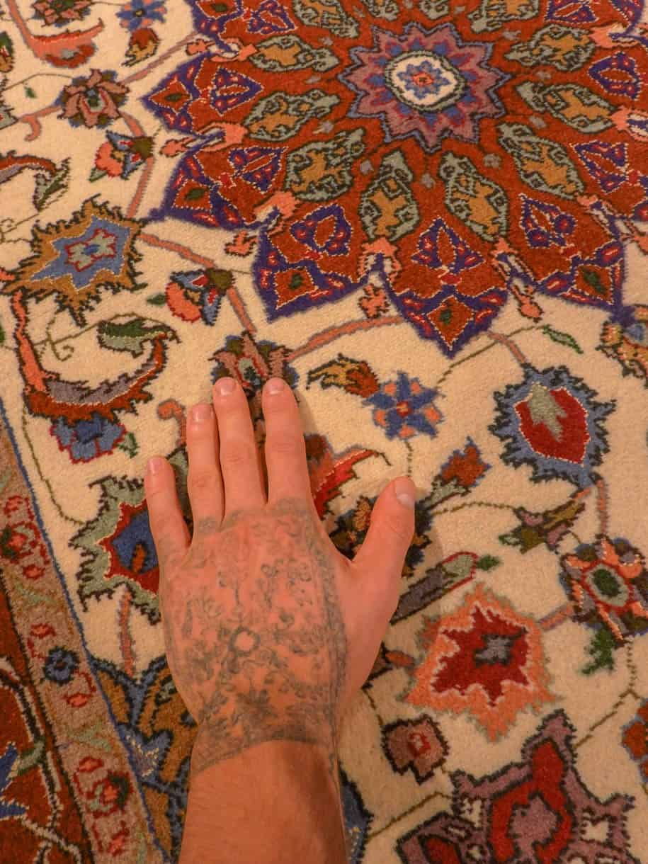 Vaalea käsinsolmittu Tabriz-villamatto, 148 × 103 cm
