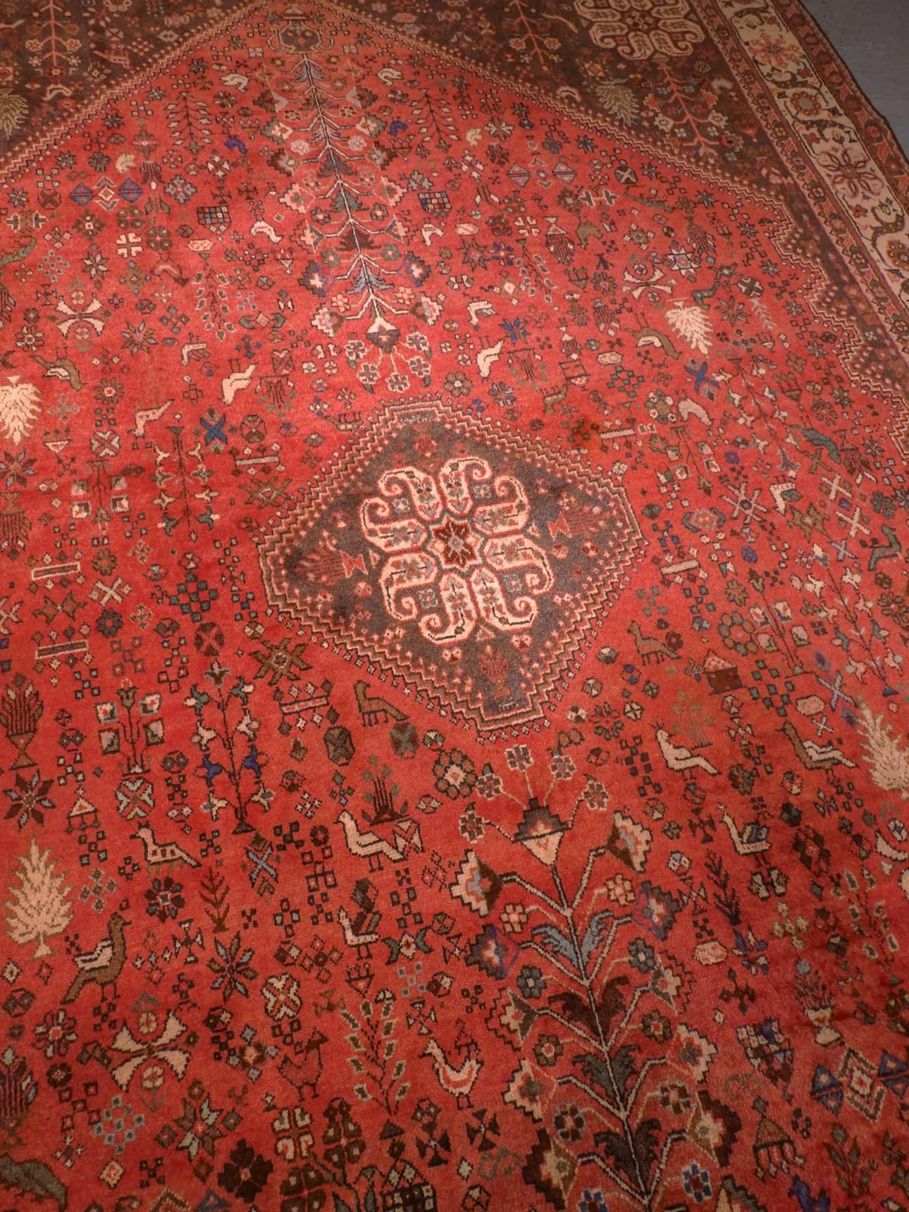 Punainen käsinsolmittu Abadeh-villamatto, 305 × 200 cm