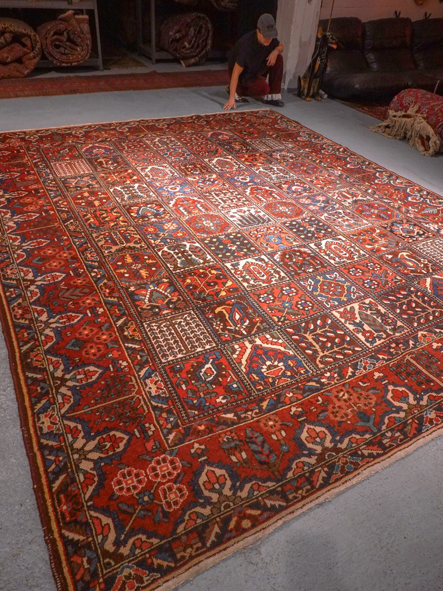 Punainen käsinsolmittu Bahtijaari-villamatto, 376 × 308 cm