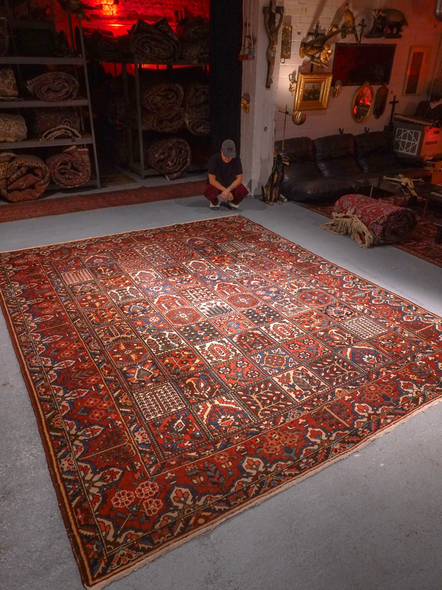 Punainen käsinsolmittu Bahtijaari-villamatto, 376 × 308 cm