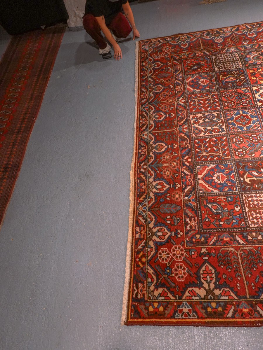 Punainen käsinsolmittu Bahtijaari-villamatto, 376 × 308 cm