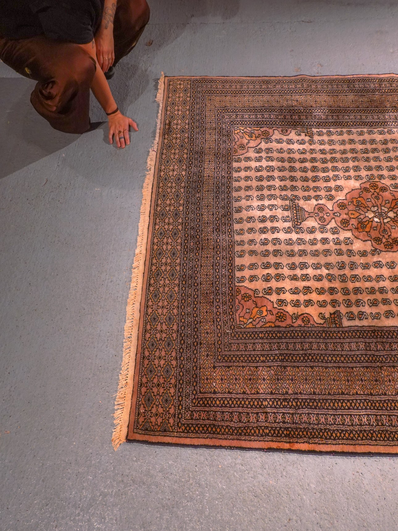 Vaalea käsinsolmittu Buhara-villamatto, 241 × 156 cm