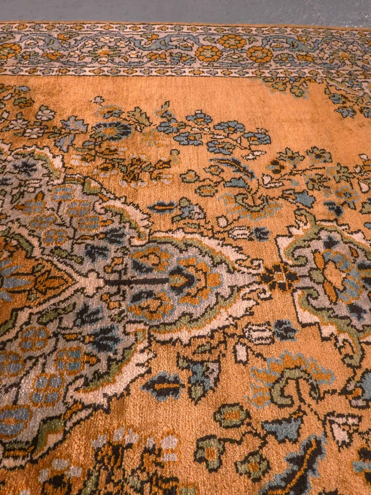 Maanläheinen käsinsolmittu Ghom-silkkimatto, 153 × 89 cm