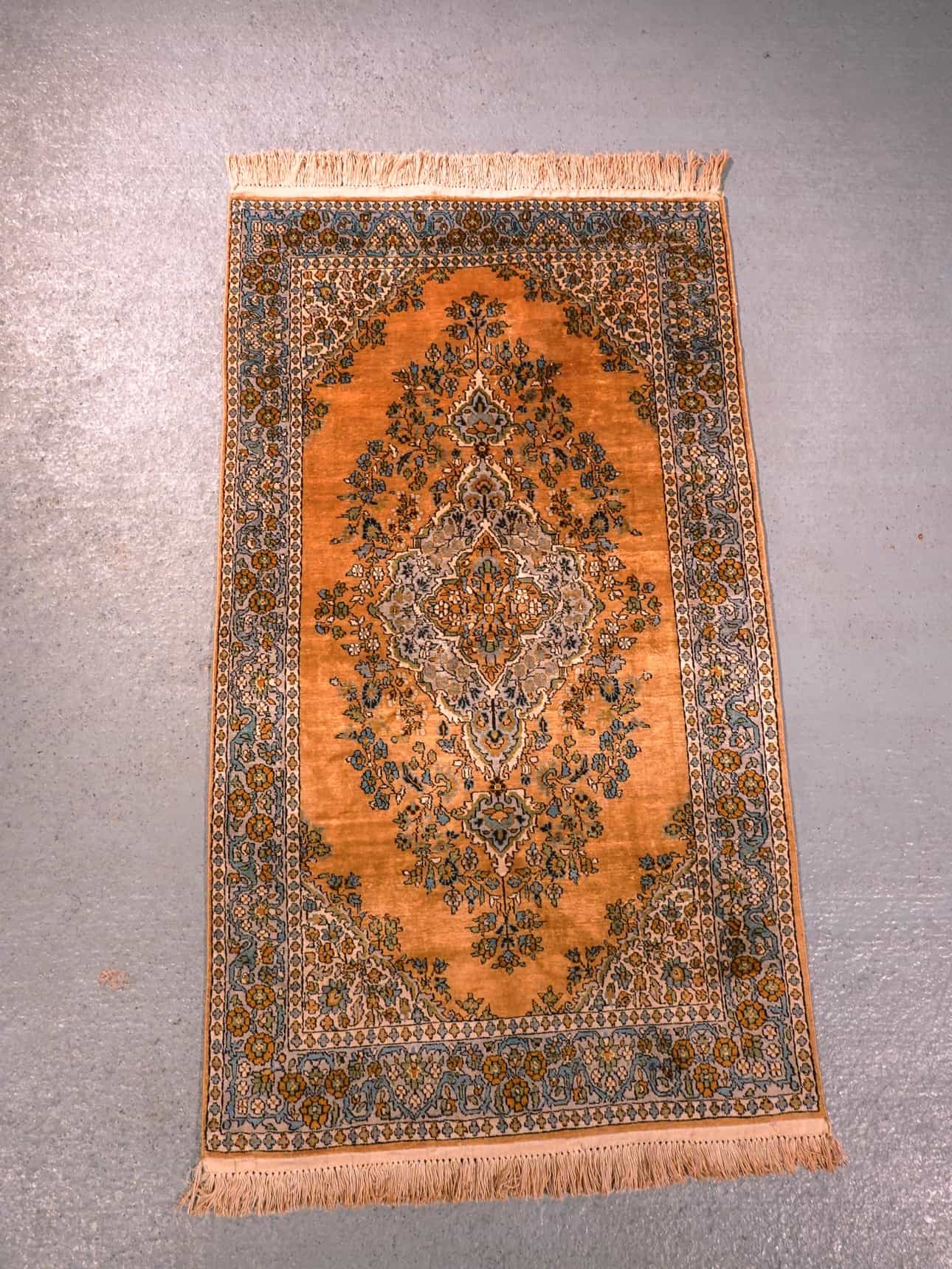 Maanläheinen käsinsolmittu Ghom-silkkimatto, 153 × 89 cm