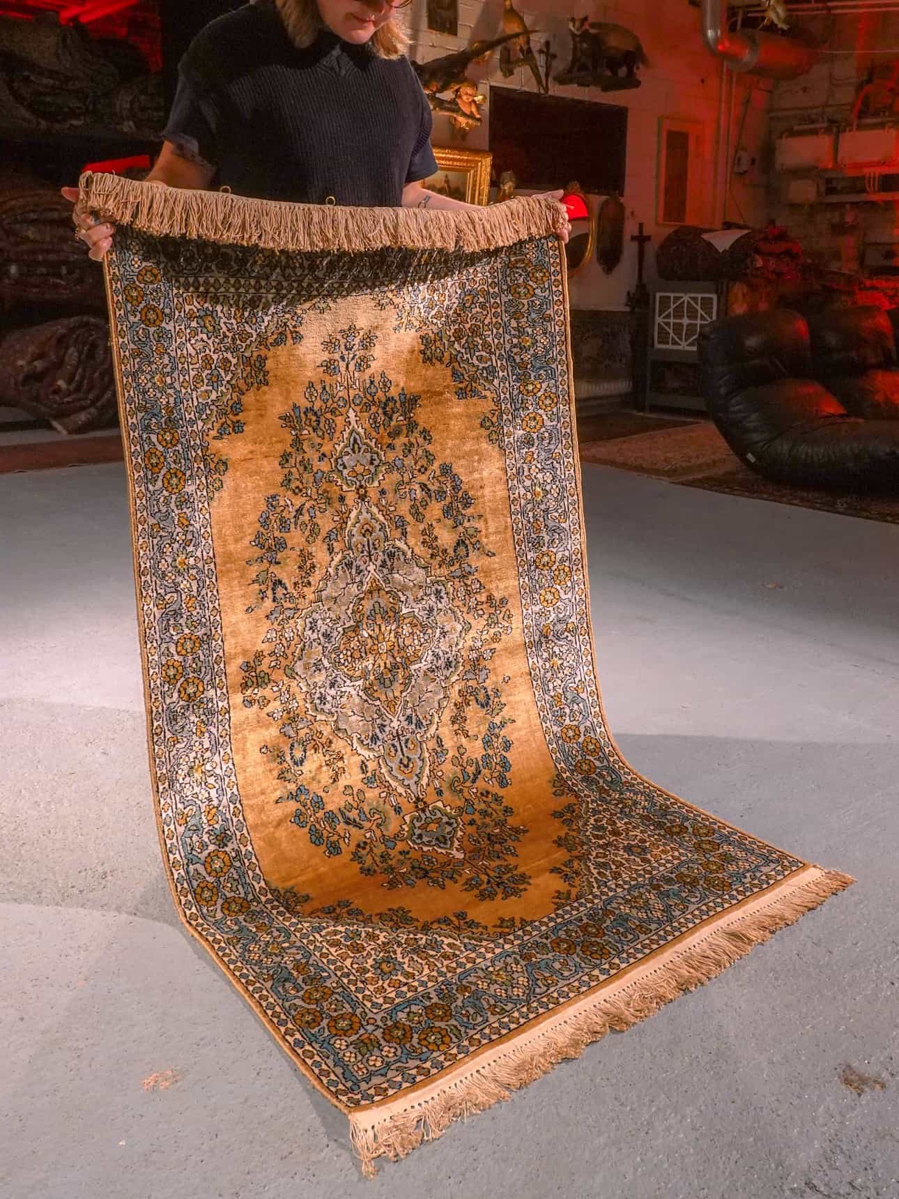 Maanläheinen käsinsolmittu Ghom-silkkimatto, 153 × 89 cm