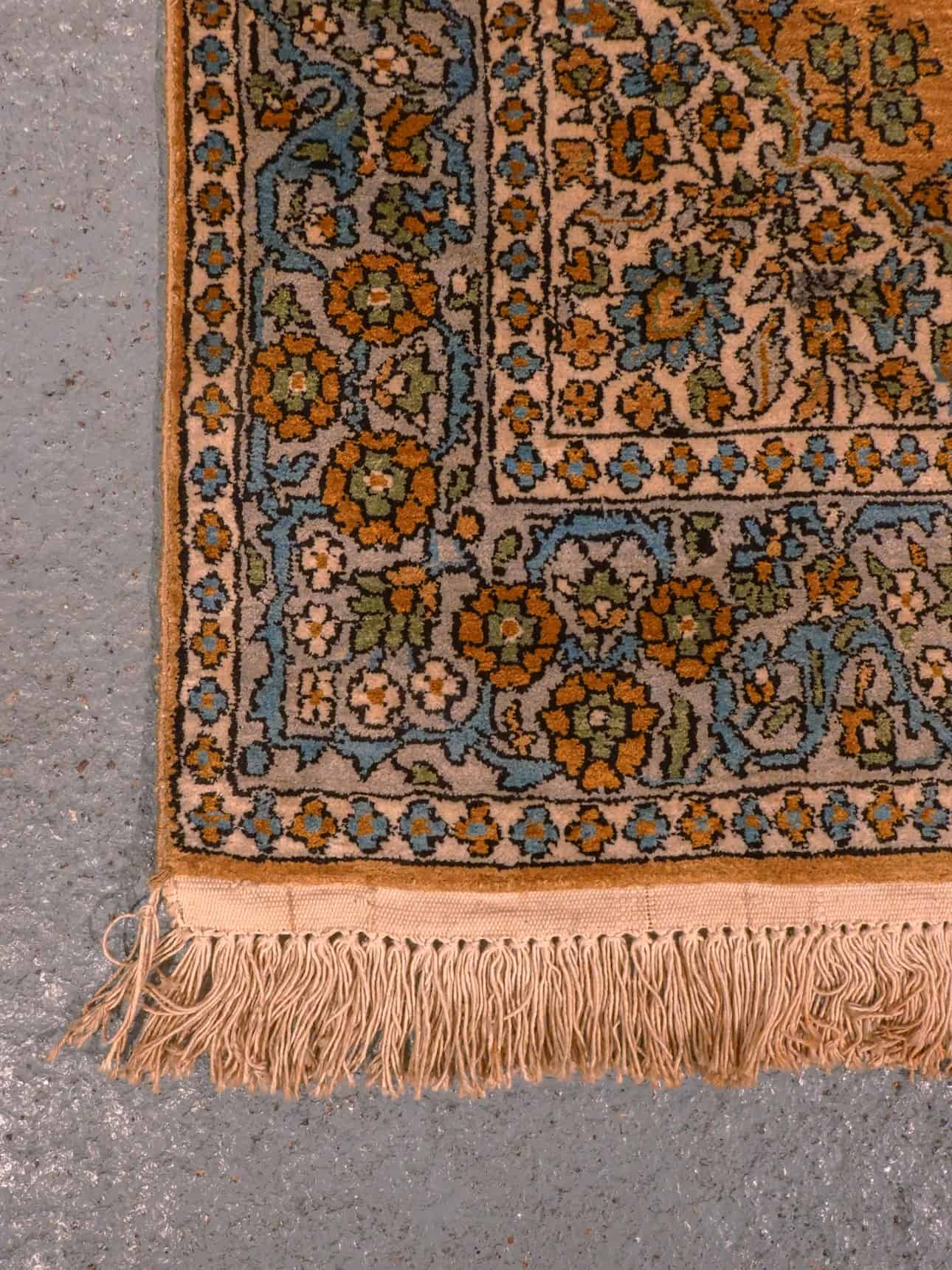 Maanläheinen käsinsolmittu Ghom-silkkimatto, 153 × 89 cm