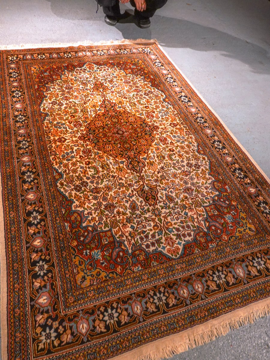 Vaalea käsinsolmittu Ghom-silkkimatto, 195 × 123 cm