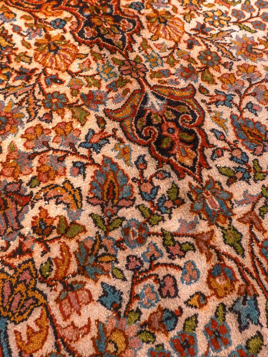 Vaalea käsinsolmittu Ghom-silkkimatto, 195 × 123 cm