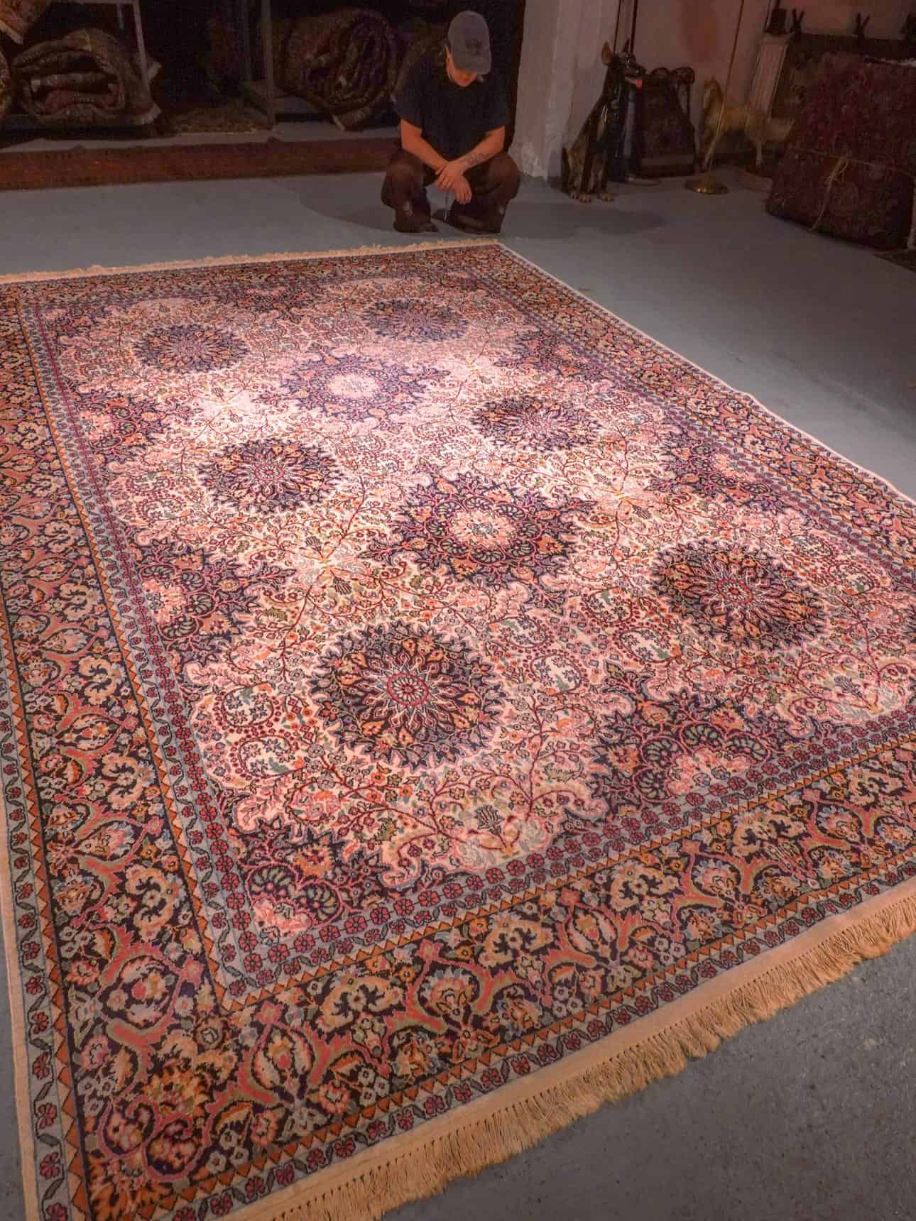 Vaalea käsinsolmittu Ghom-silkkimatto, 340 × 240 cm