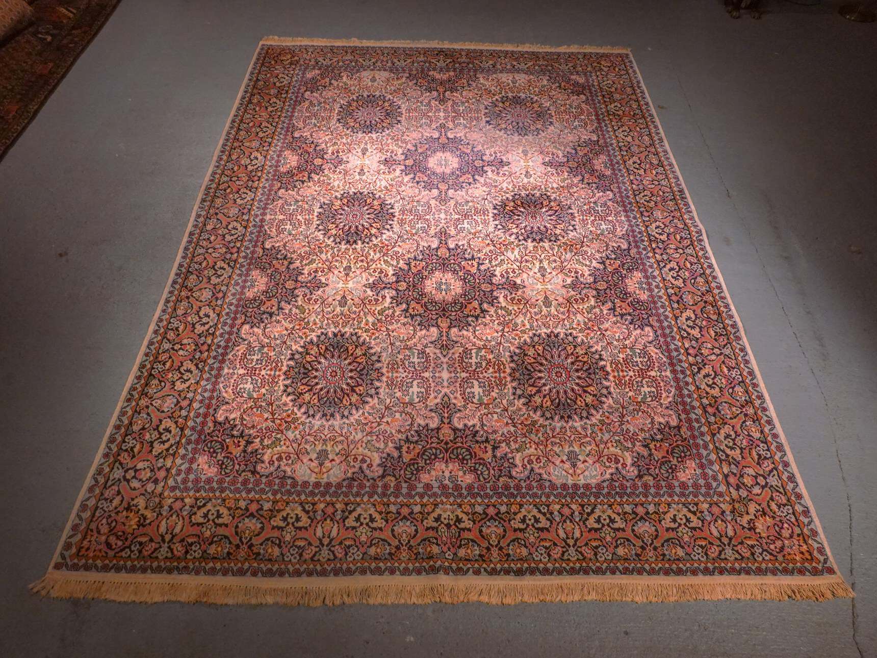 Vaalea käsinsolmittu Ghom-silkkimatto, 340 × 240 cm