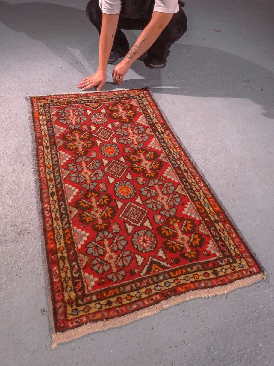 Punainen käsinsolmittu Hamadan-villamatto, 113 × 66 cm