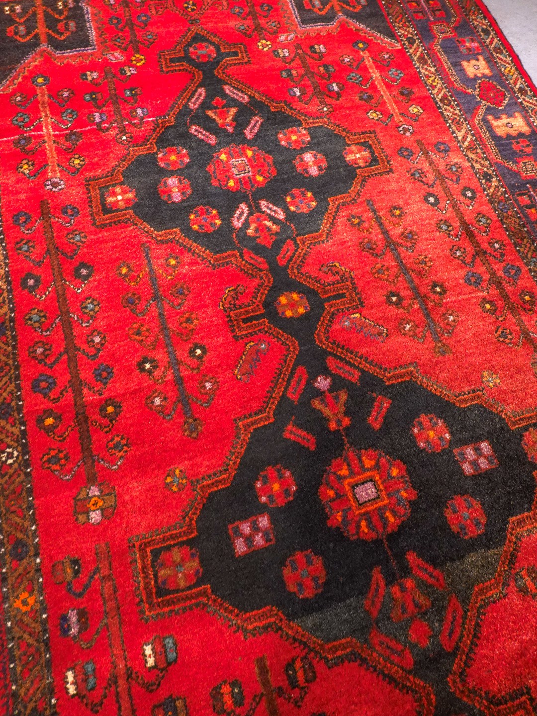 Punainen käsinsolmittu Hamadan-villamatto, 252 × 160 cm
