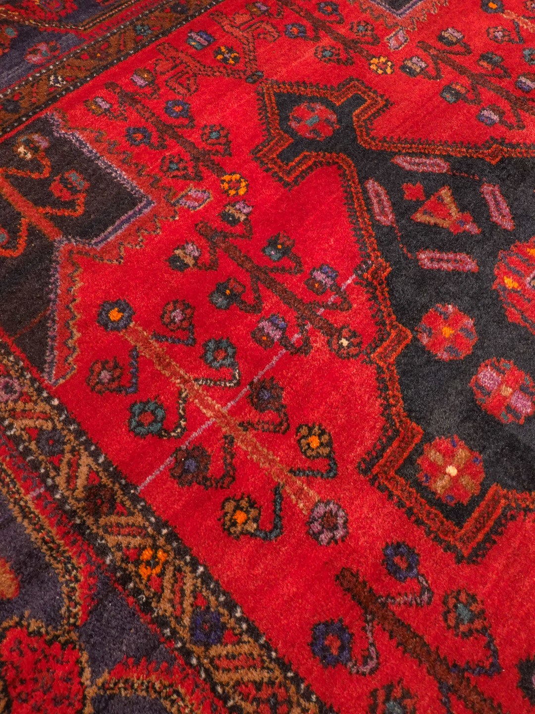 Punainen käsinsolmittu Hamadan-villamatto, 252 × 160 cm