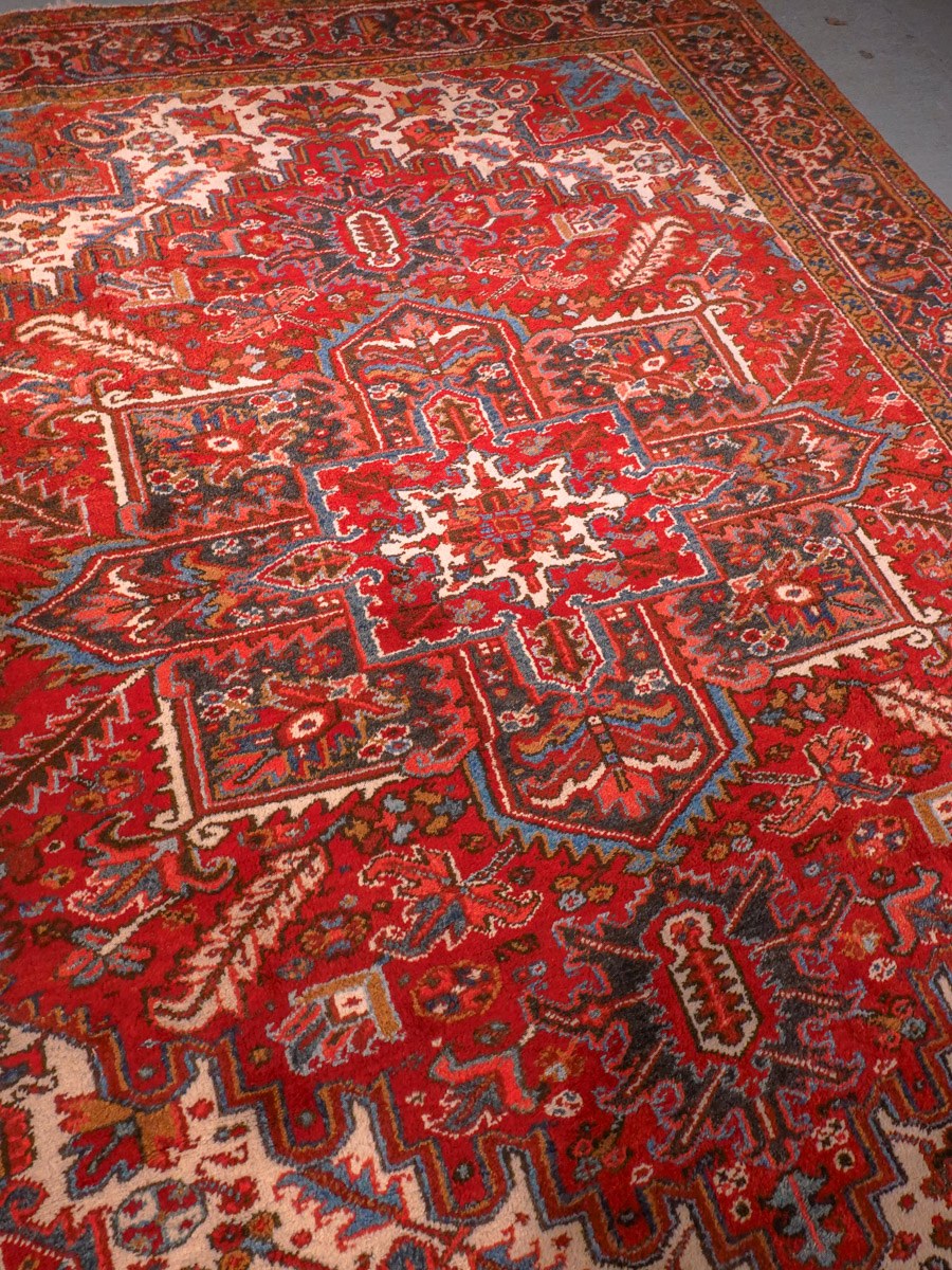 Punainen käsinsolmittu Heriz-villamatto, 276 × 225 cm