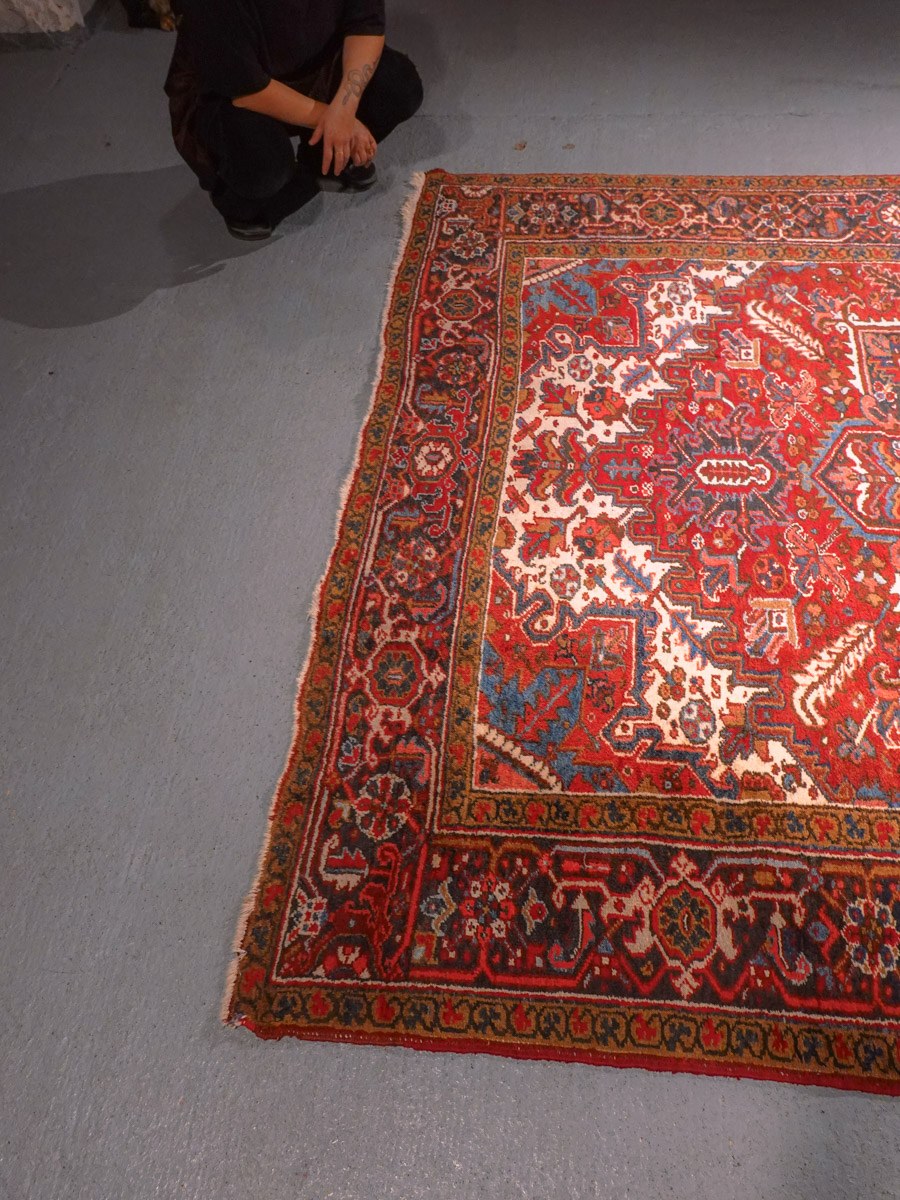 Punainen käsinsolmittu Heriz-villamatto, 276 × 225 cm