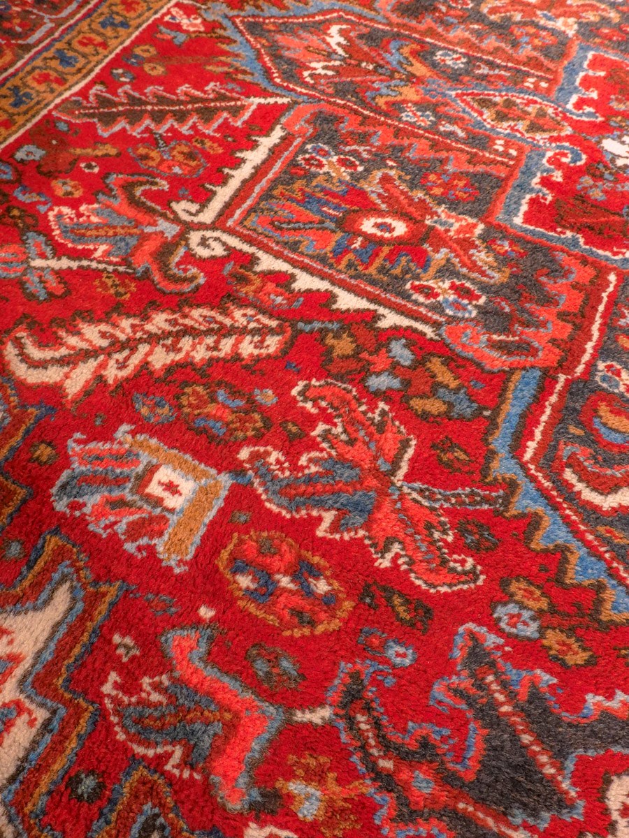 Punainen käsinsolmittu Heriz-villamatto, 276 × 225 cm