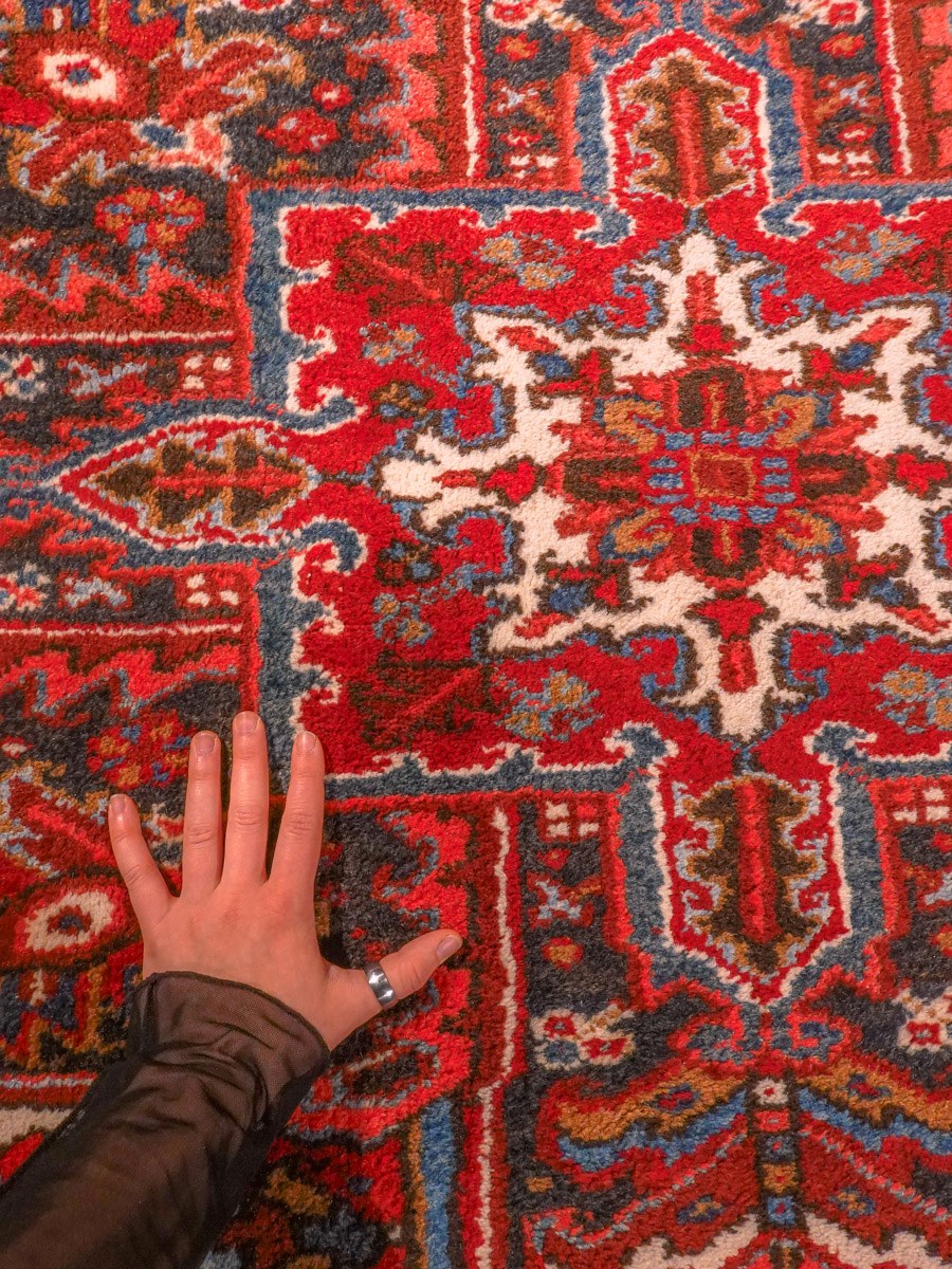 Punainen käsinsolmittu Heriz-villamatto, 276 × 225 cm