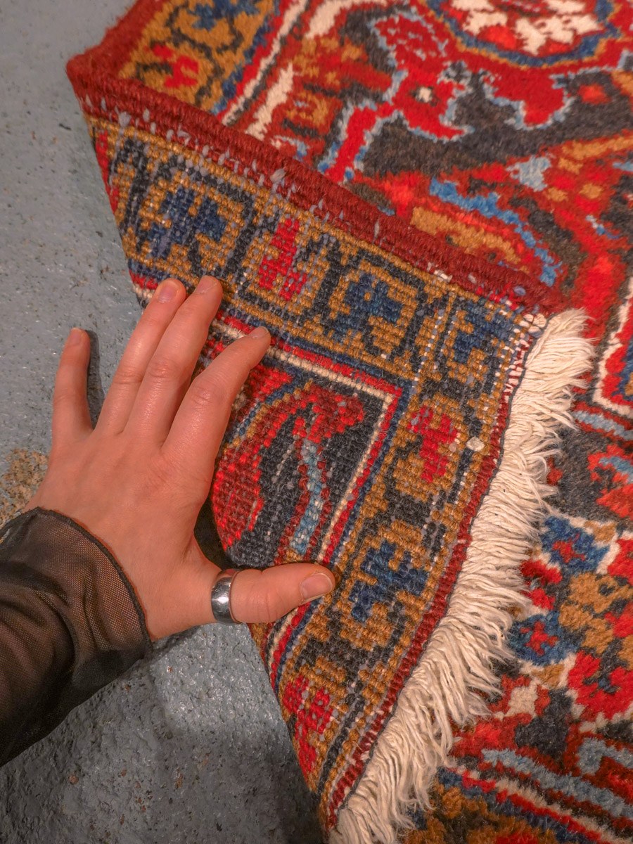 Punainen käsinsolmittu Heriz-villamatto, 276 × 225 cm